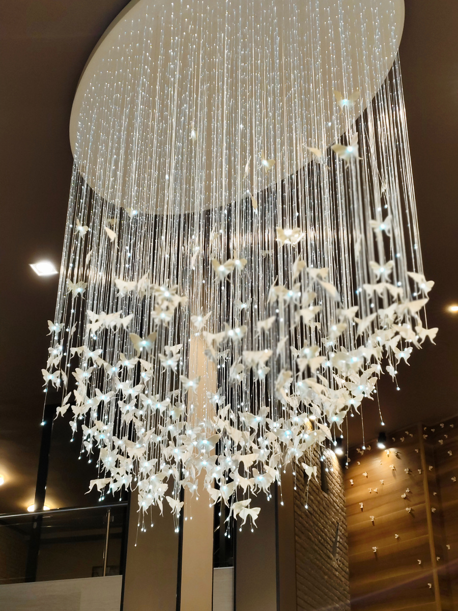 Люстра над ресепшеном