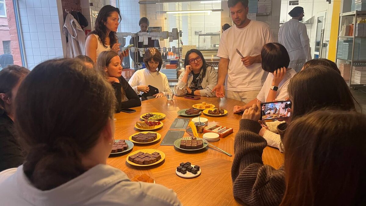 Мария Николаичева (автор канала "Умный Фломастер") на дегутации, которую ведет создатель конфетной фабрики "Культура" Дмитрий Рязанов