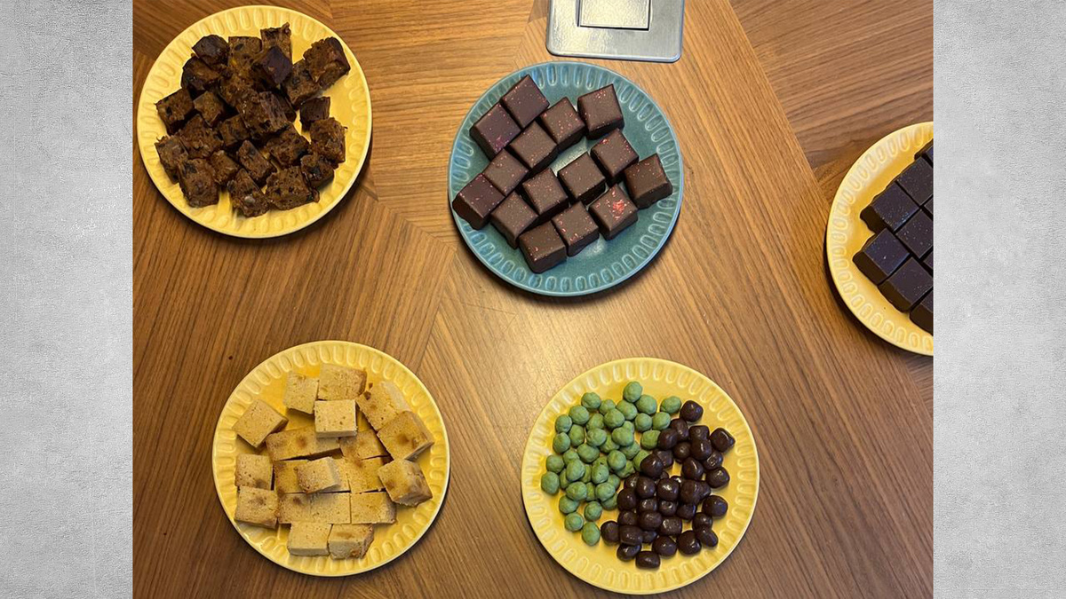 Кексы фруктовый и лимонный, драже фисташка и "Белый русский", конфеты "Брауни"