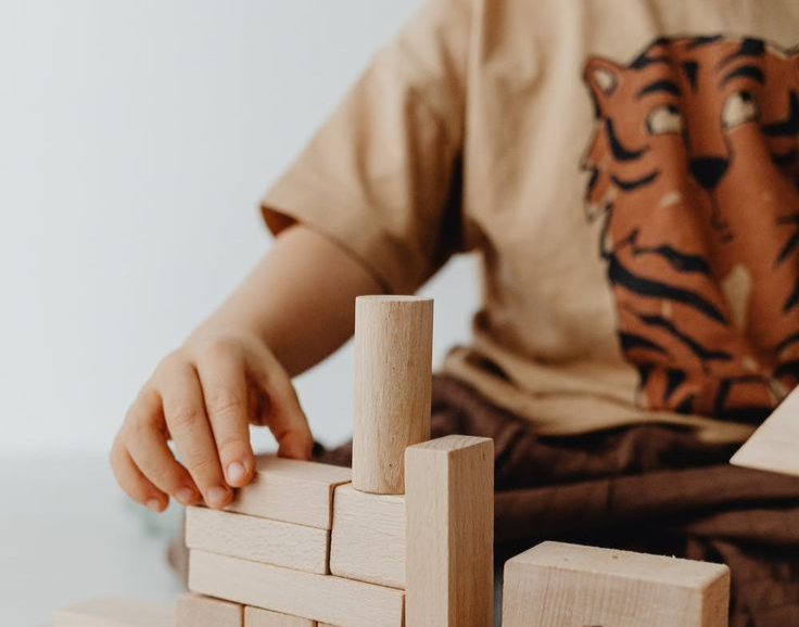 Я считаю, что благодарность должна быть даже за протянутую взрослым с пола игрушку