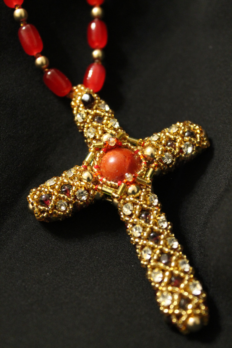 Кулон крест из натурального граната, коралла и японского бисера