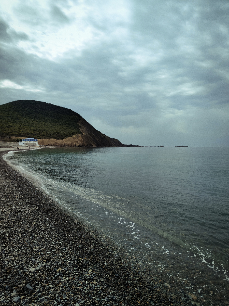 Пляж Сукко - обычно здесь дети из лагеря. Но в мае - тишь.