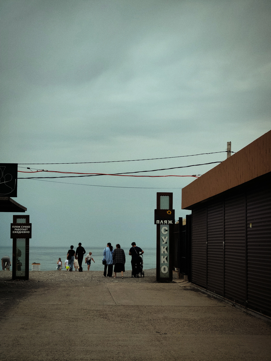 Не смотря на сложную ситуация весны 2025 пляж в Сукко был открыт