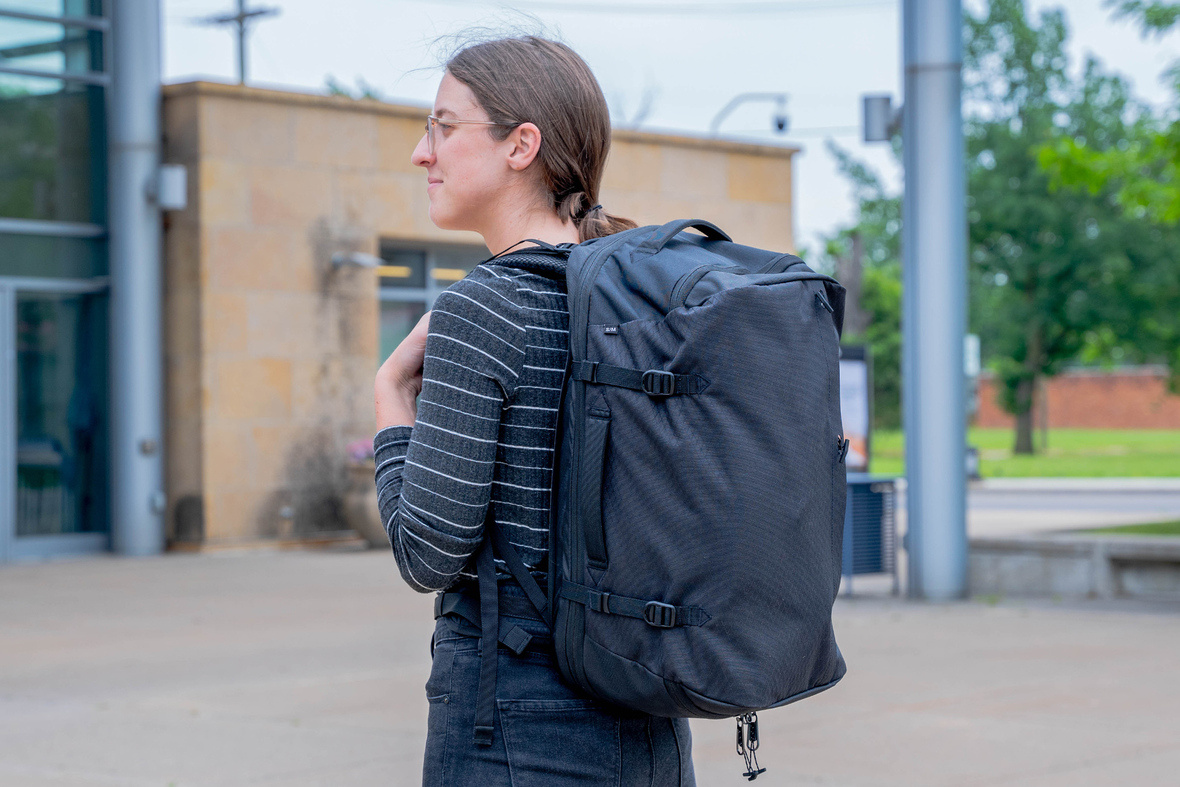 Трэвел-рюкзаки Eagle Creek Tour Travel Pack. На девушке модель на 40 л, которая проходит по большинству стандартов на ручную кладь. Источник: packhacker.com