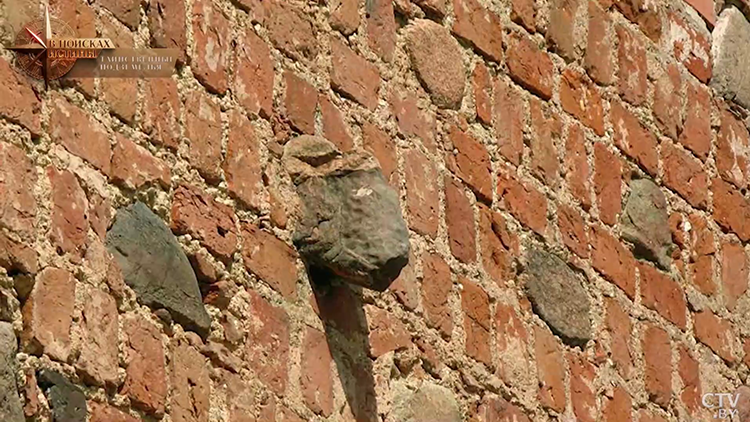 "Голова барана" в южной стене Мирского замка