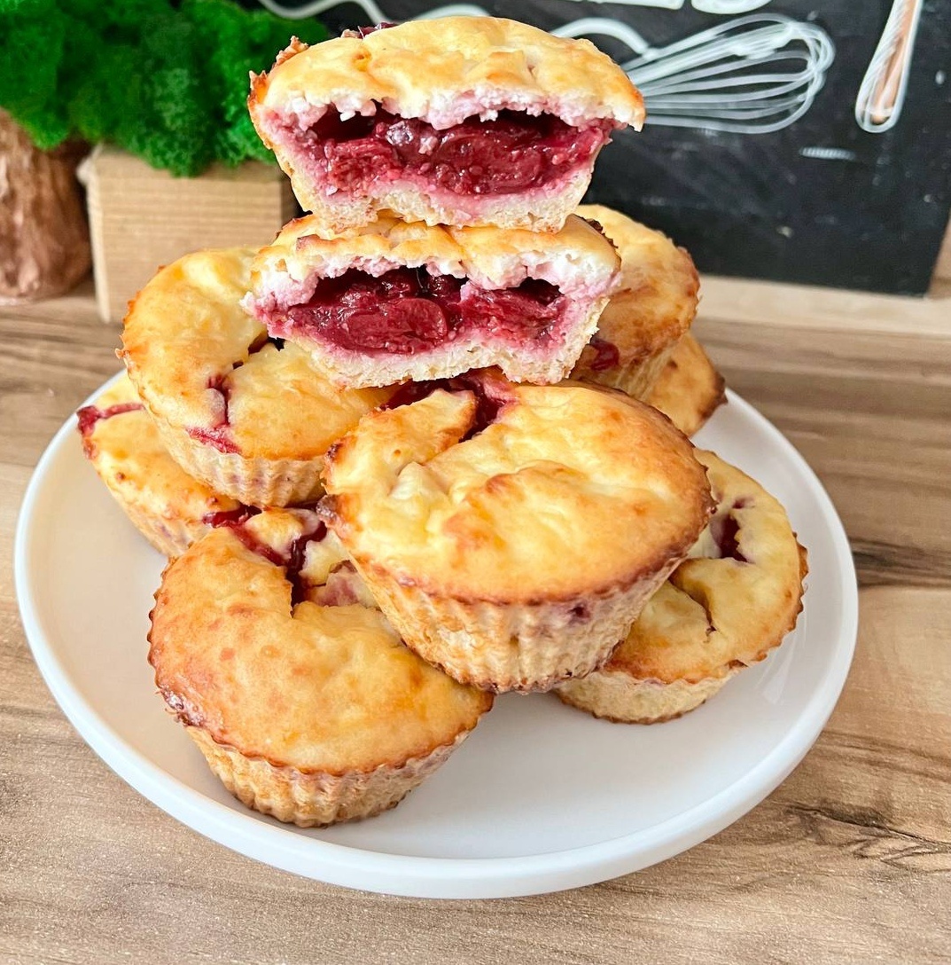 КЕКСЫ С ТВОРОГОМ И ВИШНЕЙ🍒


🔻Тесто:
✅Творог 5% - 90 г;
✅Яйцо - 1 шт;
✅Мука овсяная (у меня перемолотый геркулес) - 45г;
✅Сах.зам. - по вкусу;
✅Разрыхлитель -0,5 ч.л.;
✅Ванилин - щепотка
🔻Творожная начинка:
✅Творог 5% - 120 г;
✅Яйцо - 1 шт;
✅Крахмал кукурузный - 20г;
✅Сах.зам - по вкусу.
🔻Ягодная начинка:
✅Ягоды - 150г;
✅Сах.зам. - по вкусу;
✅Крахмал кукурузный - 20г.

Соединяем ингредиенты для теста и распределяем его по формам для кексов.
Для ягодной начинки смешиваем ягоды, сах.зам. и крахмал. Греем массу до загустения.    
Для творожной начинки все перемешиваем. 
Поверх теста выкладываем ягодную начинку, затем творожную. Запекаем ~40 минут при 180 градусах. Смотрите по своей духовке, возможно понадобится чуть больше/меньше времени. Остужаем, достаем из формочек и наслаждаемся!
Приятного аппетита!
🔴КБЖУ на всю порцию (6 шт ~ 600г): 
🟢КБЖУ на 100г: 100 ккал/36/15/40