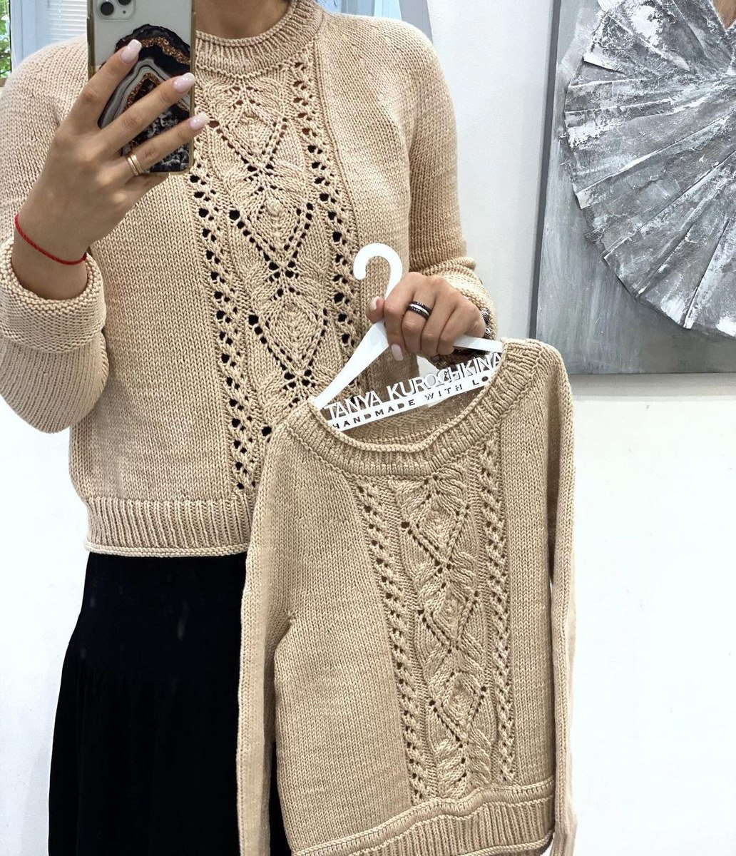 Джемпер с красивым центральным узором спицами