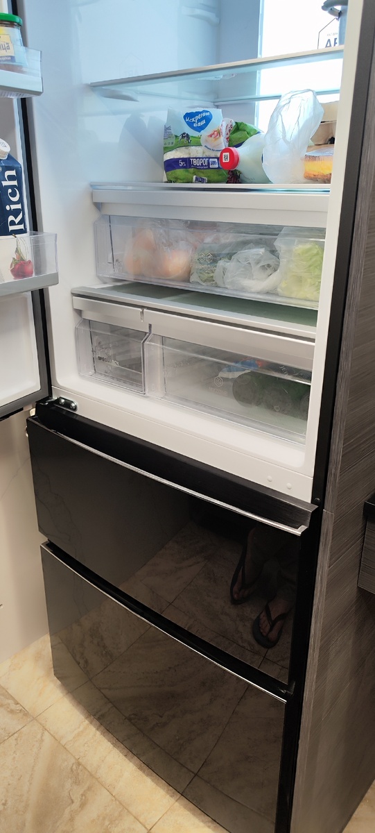 Когда я в первый раз увидела этот холодильник - я в него влюбилась! 😍 Ширина 700, огромные выдвижные ящики морозилки с подсветкой... Моя прелесть! Почти год он стоял покрытый плёночкой, ждал своего часа, но теперь я наконец-то могу им пользоваться!