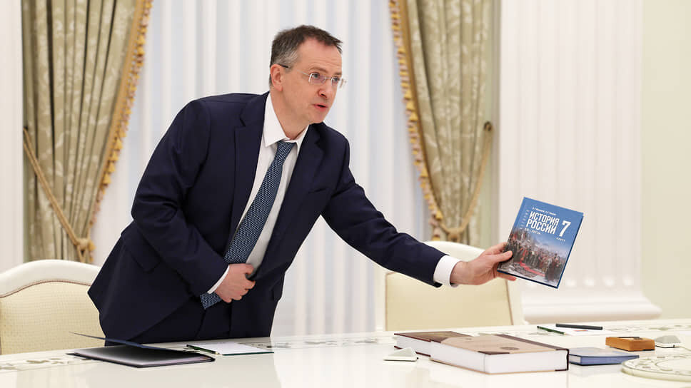 Помощник президента Владимир Мединский готов пойти в школу с новым учебником.📷Фото: пресс-служба президента РФ