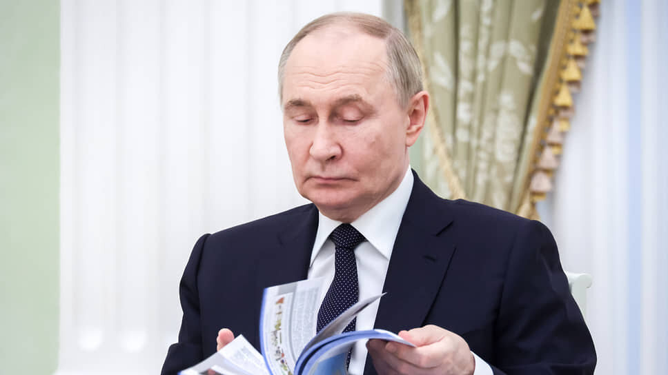 Владимир Путин, наверное, жалеет, что в его детстве не было такого учебника.📷Фото: Михаил Метцель / РИА Новости