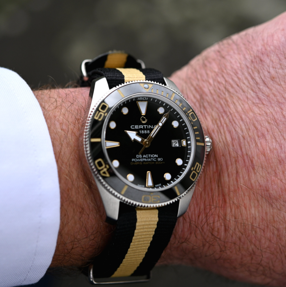 Основные характеристики:

Диаметр: 40,5 мм, толщина: 14,15 мм
Корпус из нержавеющей стали, матовый и полированный
Двухнаправленный дайверский безель с керамической вставкой
Сапфировое стекло
Закрытая задняя крышка
Завинчивающаяся заводная головка
Водонепроницаемость 300 м
Сертификация ISO 6425
Черный или белый циферблат с нанесенными метками и стрелками с люминесценцией SLN
Механизм Powermatic 80.611, автоматический, 21 600 полуколебаний в час
Запас хода 80 часов
Ремешок NATO двухцветный или стальной браслет с раскладывающейся застежкой
Цена: 905 евро (ремешок) / 955 евро (браслет)