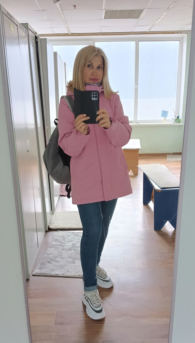 В раздевалке на работе. Светланочка любит розовый🩷