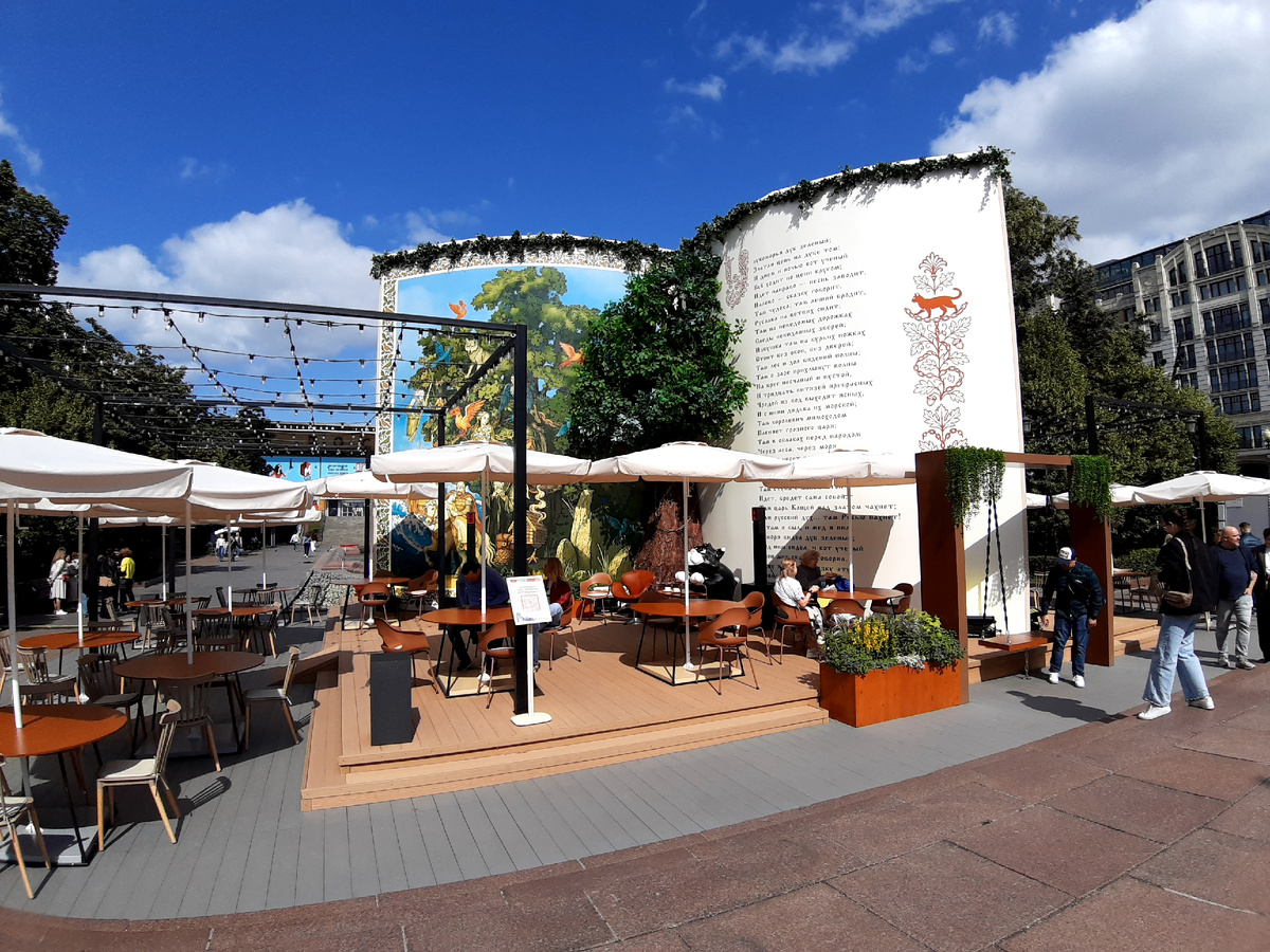 Лето 2025 в Москве. Москва читает. Литературный фестиваль «Книга в городе» - летняя библиотека в Пушкинском сквере.