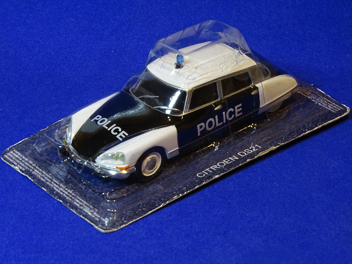 Рис. 2. Модель автомобиля Citroen DS21 из журнальной серии «Полицейские машины мира» от Deagostini в масштабе 1:43