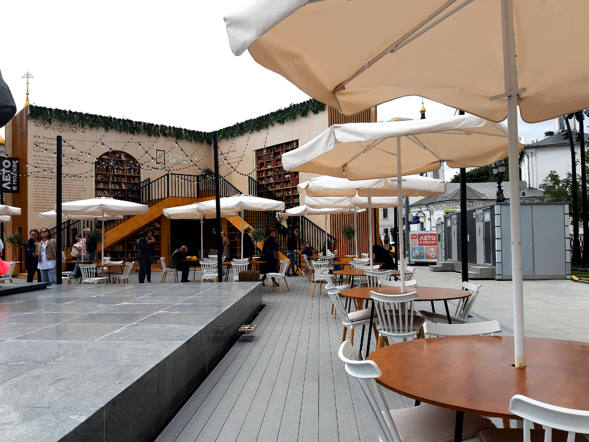 Лето 2025 в Москве. Москва читает. Литературный фестиваль «Книга в городе». Книжное кафе-летняя библиотека на Сретенском бульваре.