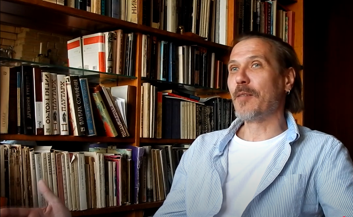 Евгений Скуковский, клавишник группы ПРОМЫШЛЕННАЯ АРХИТЕКТУРА (1988-1989). Скриншот видеозаписи ютуб-канала "Еноты в поисках упавшей звезды"