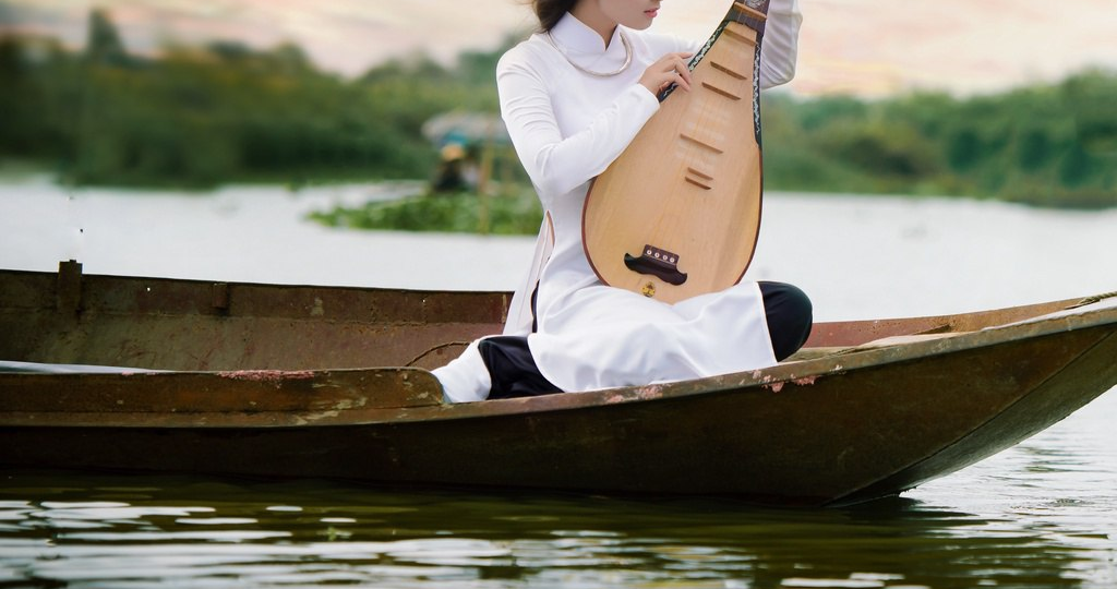 Девушка из "веселой лодки"