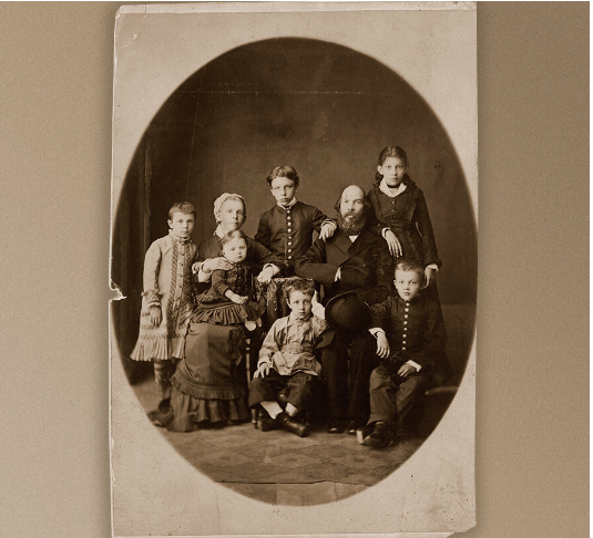 Владимир Ульянов (Ленин) с семьей; слева направо: стоят: Ольга, Александр, Анна; сидят: Мария Александровна Ульянова с младшей дочерью Марией, Дмитрий, Илья Николаевич Ульянов, Владимир, 1879 год, 