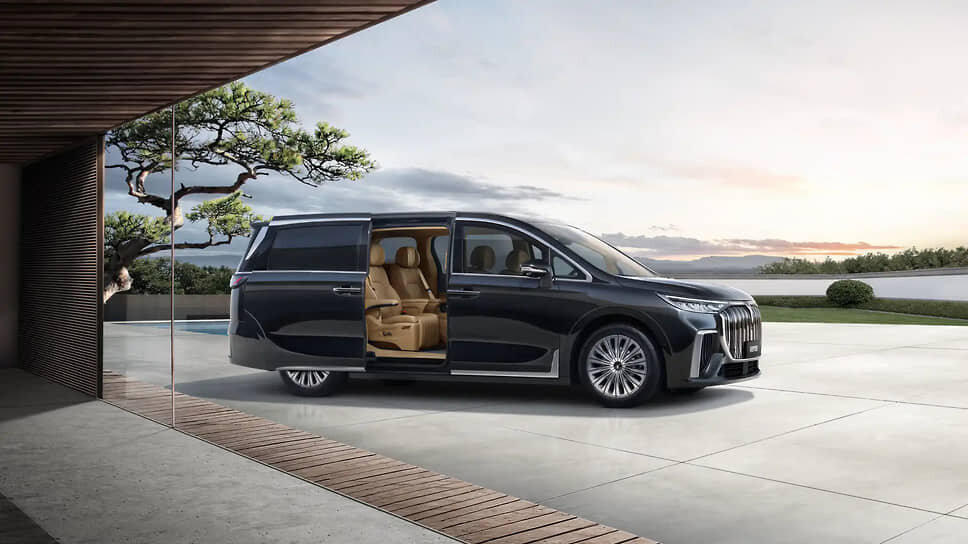 Совет Высокогорского района закупит гибридный минивэн за 9,5 млн рублей.📷Фото: Официальный сайт представителя бренда Voyah в России