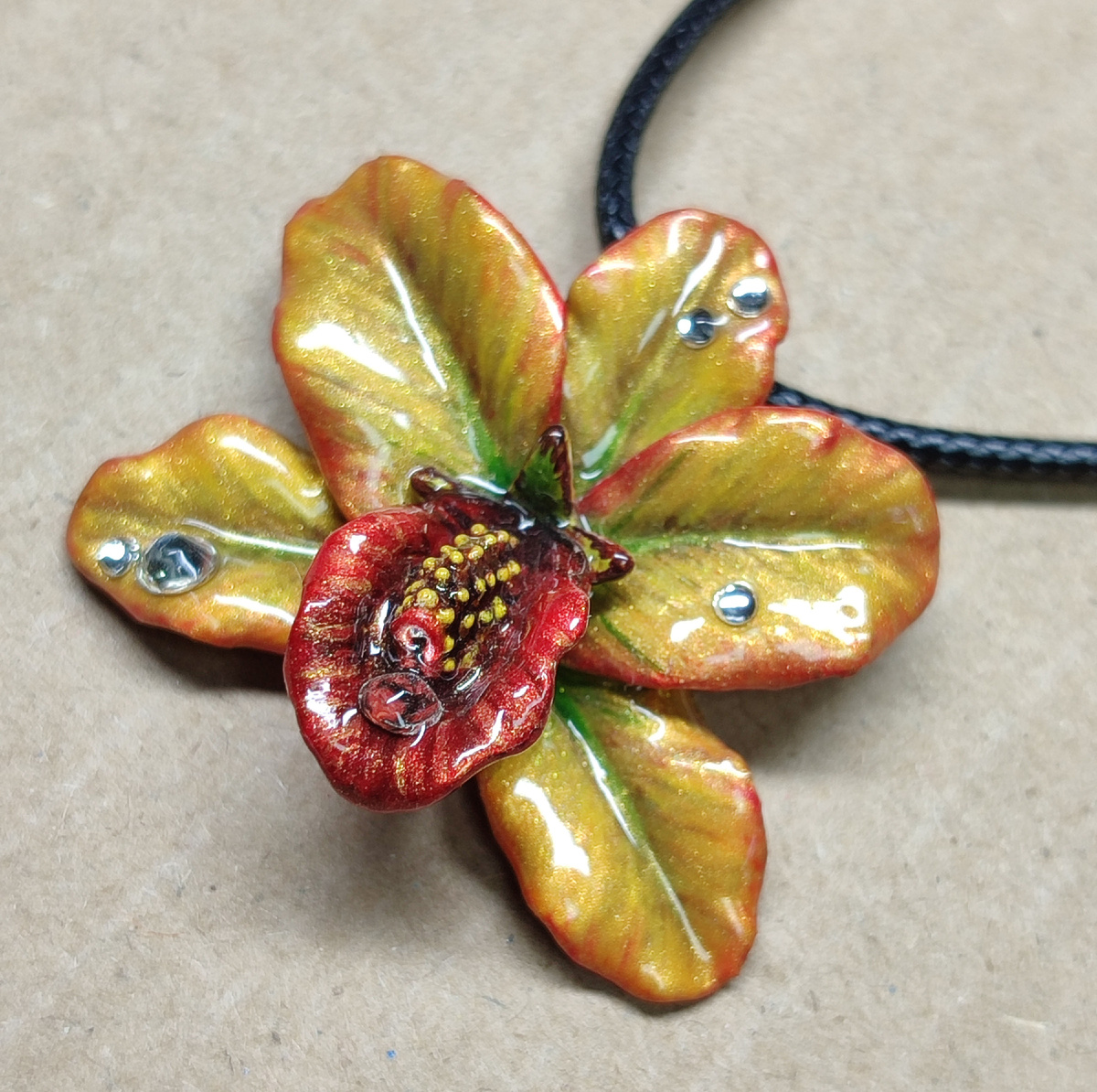 Кулон с авторской росписью