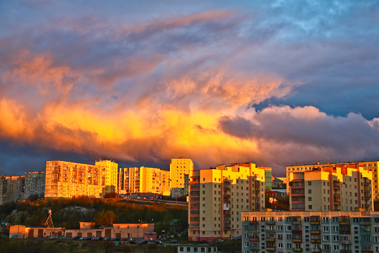 Полярное ночное солнце добавляет красок тёмным панелькам
