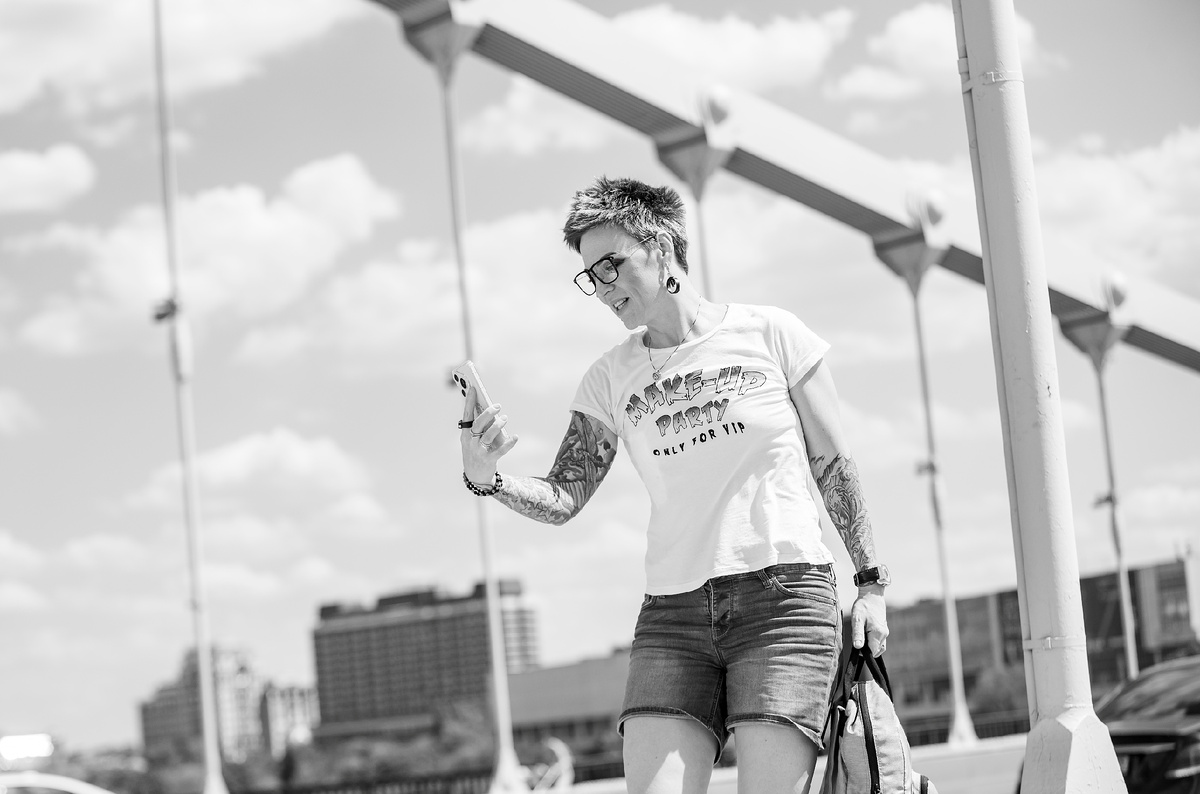 Москва, 25.05.2025 экспресс-фотосет и съёмки летнего сезона подкаст-сериала "говорит Art Queen" сезон "Эвенторы снова в деле". В кадре Нина Маршак, фотограф Лена Киселёва, локация "Крымский мост".