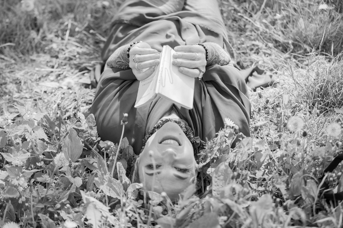 Москва, 25.05.2025 экспресс-фотосет для рубрики #НинаИстихи и съёмки летнего сезона подкаст-сериала "говорит Art Queen" сезон "Эвенторы снова в деле". В кадре Нина Маршак, фотограф Лена Киселёва, локация "Парк Музеон", фото №2 эпизод "вон едет барин с котяховой дачи".