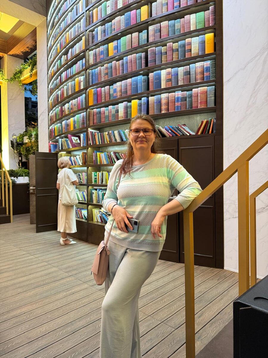 Меня зовут Елена Карасева. Я педагог- методист, преподаватель, учёный. Мои исследования направлены на изучение в области общей педагогики, истории педагогики и образования. Наибольшее внимание и интерес для меня представляют темы взаимоотношений взрослых и детей, проблемы их взаимодействия, поведения в конфликтах, правила и нормы общения, а также  профессиональная подготовка педагогов к работе с семьёй. Семейная педагогика - это область моего диссертационного исследования и публикаций в научных сборниках. Уверена, что на этой странице у меня появится возможность поделиться своими идеями, убеждениями и взглядами о  самой важной сфере нашей жизни - "воспитании душ человеческих".