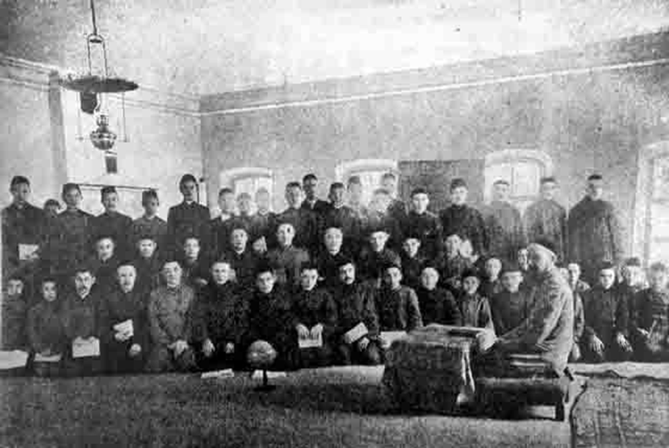 На фото начала XX в. шакирды и преподаватель Буинского медресе