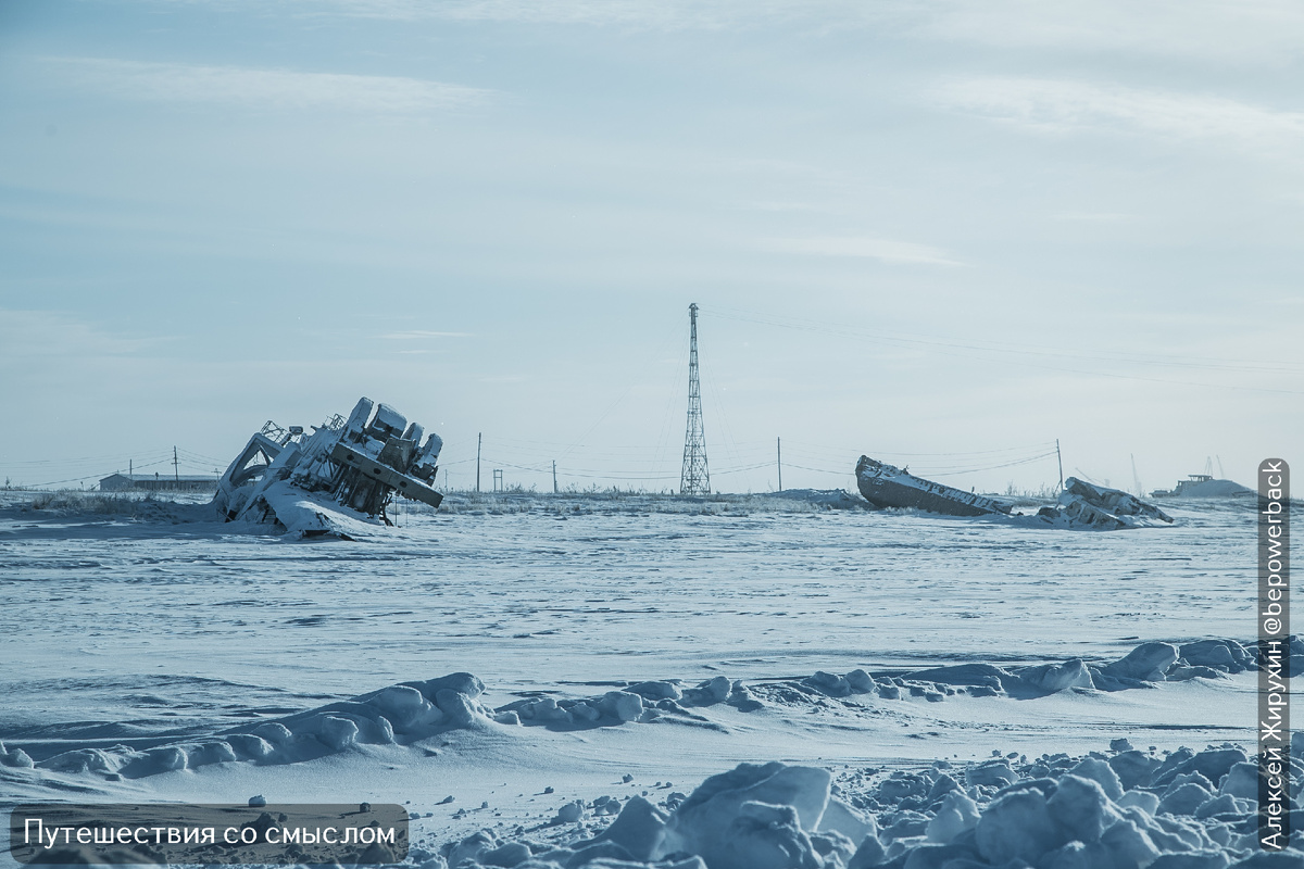 Их ржавые борта и обледеневшие надстройки - молчаливое напоминание о Янском речном пароходстве, которое когда то гремело на всю страну.