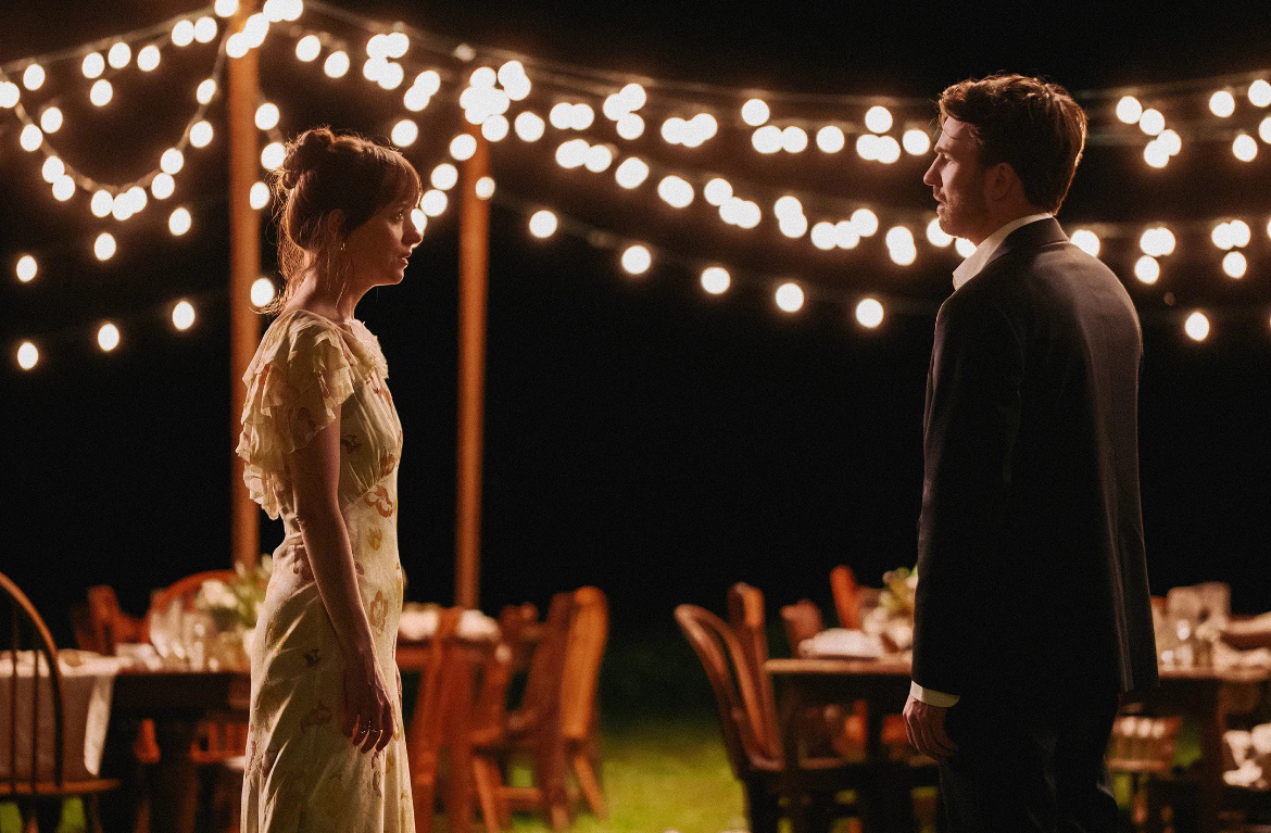 Дакота Джонсон и Крис Эванс в фильме «Материалистка»