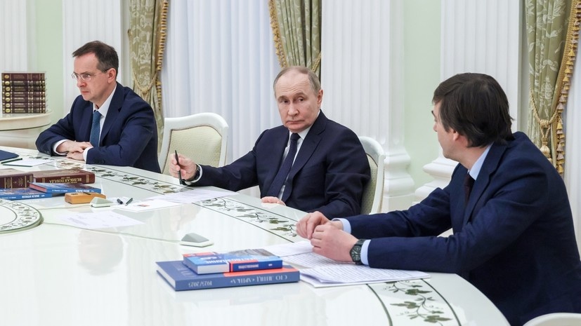 "«Хотел бы отметить, что, без всякого преувеличения, в основе победы над нацистской Германией и в основе того, что поддерживало духовно, морально наш народ, лежали наши традиционные ценности и вера в Отечество. А эта вера закладывалась по разным каналам: и через школу, и через церковь, через наши традиционные религии», — заявил президент.".. ну вот, друзья, выходит, что теперь именно как-то так мы тогда в ВОВ и победили, духовно, морально, традиционными ценностями и верой в Отечество, в том числе и через церковь и через наши традиционные религии? Стесняюсь спросить, коммунисты-комсомольцы тогда вообще были, Тимур и его команда, пионеры-герои? Зоя Космодемьянская, она-то кто была - героическая комсосмолка, пожертвовашая собой за ради советской Родины, или православная святая? А то одно с другим как-то весьма и весьма затруднительно увязать, хоть "примиритель" Мединский и "человек-празник" Кравцов явно все силы приложат.. Как с этим-то? Чего в новом едином учебнике Истории сканут теперь деткам рассказывать?  