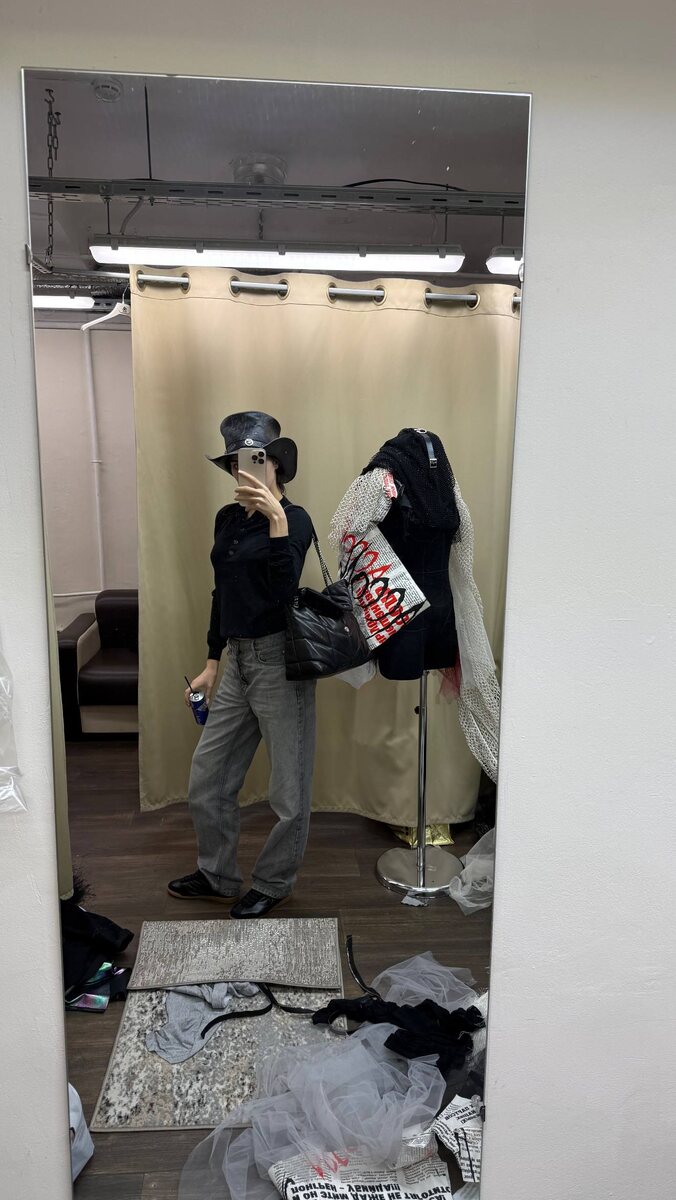 Алина Загитова примеряет шляпу