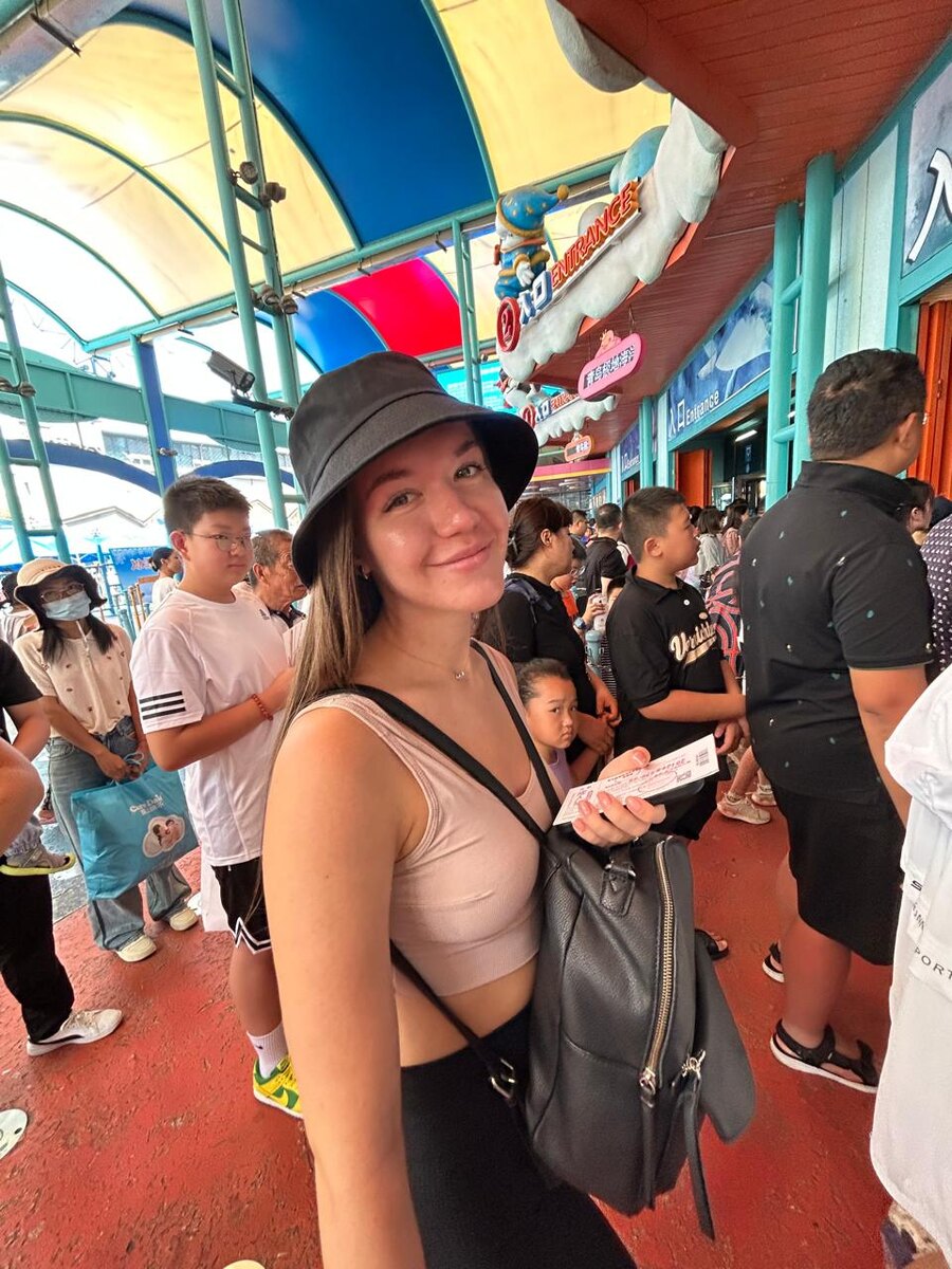 Это я стою на фоне очереди на вход