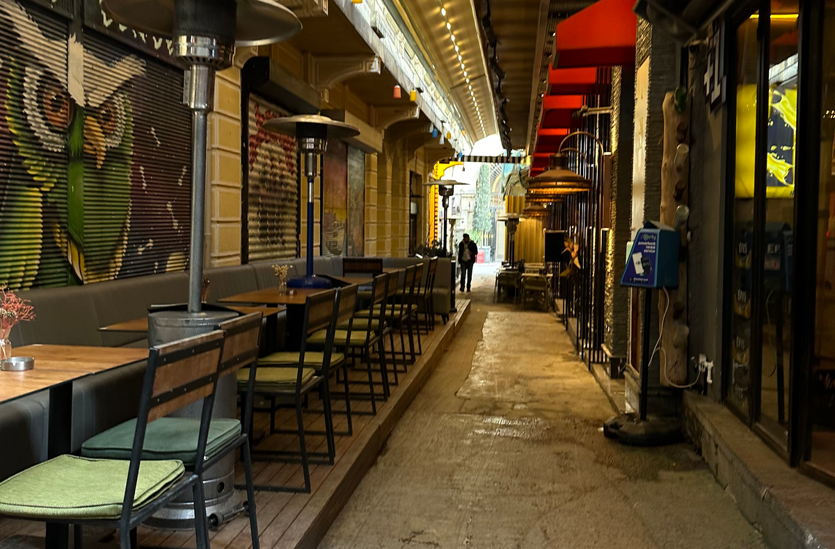 Кафе в Стамбуле. Фото из личного архива. 