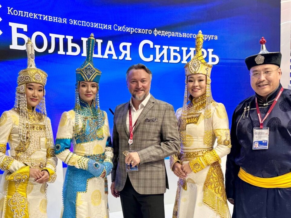    Вячеслав Стародубцев на стенде регионов Сибирского федерального округа. Фото предоставлено спикером