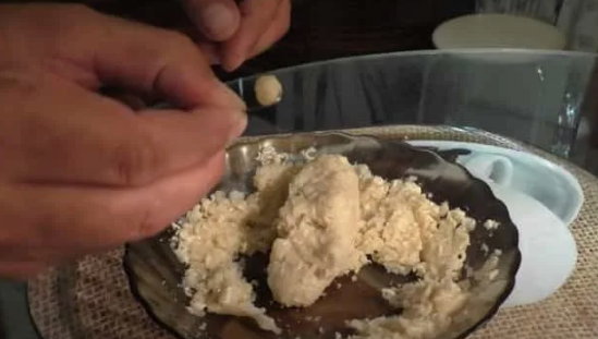 Вареная манка на рыболовном крючке. Источник фото riba-lka.ru