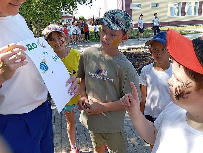 Дети разгадывают ребус