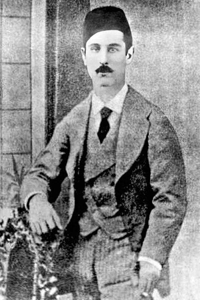 Основатель джадидизма Исмаил в европейском костюме, феске и с усами
