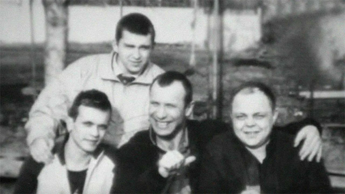 - Первые шаги в криминальной среде Тимофеева были связаны с напёрстничеством. 