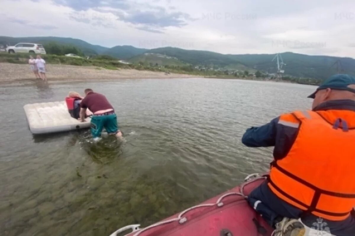    На Байкале спасли мужчину и девочку, унесённых на матрасе