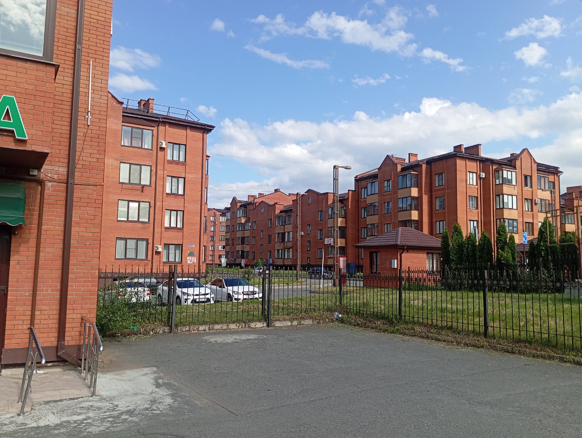 Военный городок.. для меня это явилось неожиданным "сюрпризом", но нашëл в себе силы пережить здесь три ночи.. В основном здесь обитают женщины и дети, а также непонятные юнцы в камуфляже.. 