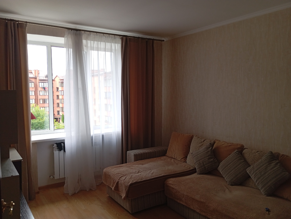 Квартира за две тыщи в сутки.. Точнее одна пятая часть квартиры... ближе к задней стенке находится кровать примерно три на три метра, где можно разместить целую роту бойцов сво... 