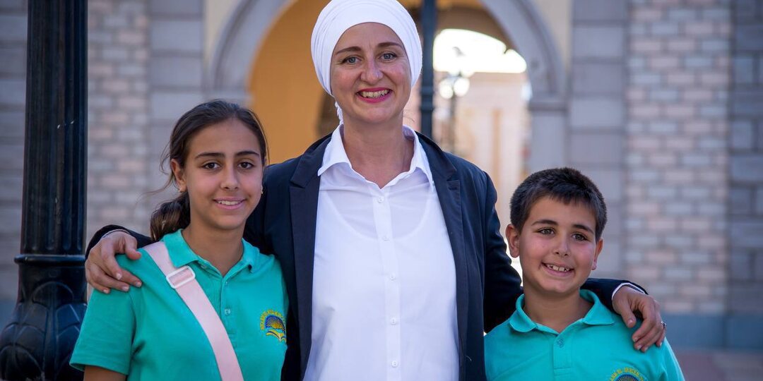 Переехали из Египта в Москву и пошли в обычную школу.