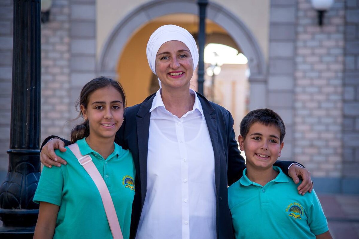 на фото - Елена Клевцова, дочь Надя, сын Ясин