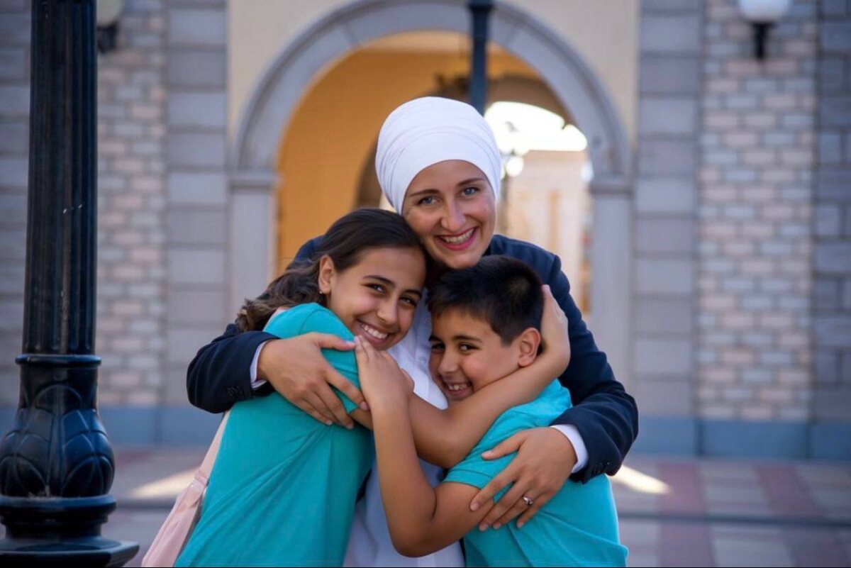 на фото - Елена Клевцова, дочь Надя, сын Ясин