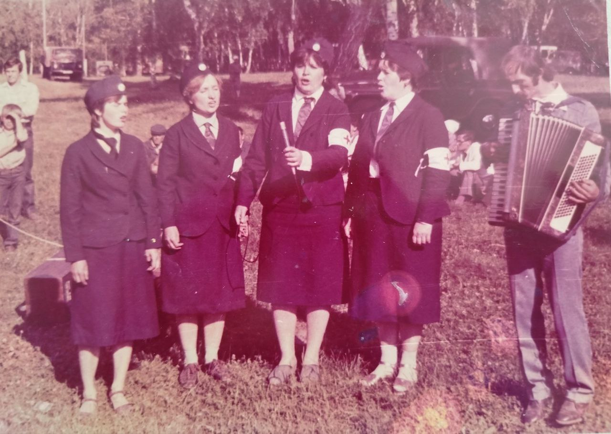 Моя мама вторая слева. С аккордеоном тот самый Марадона