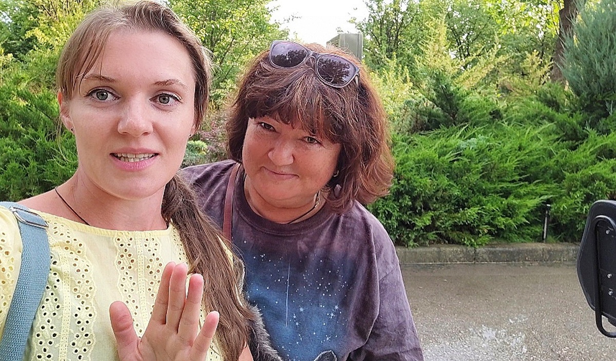 Наша встреча с Татьяной Алексагиной. Очаровательная женщина, смелая и храбрая, со стальным характером! А теперь ещё и бесстрашная, которая не убежала, осталась до последнего с директором, не побоялась отогнать Льва, имея при себе только метлу и ведро и оказала всевозможную помощь Олегу Зубкову.