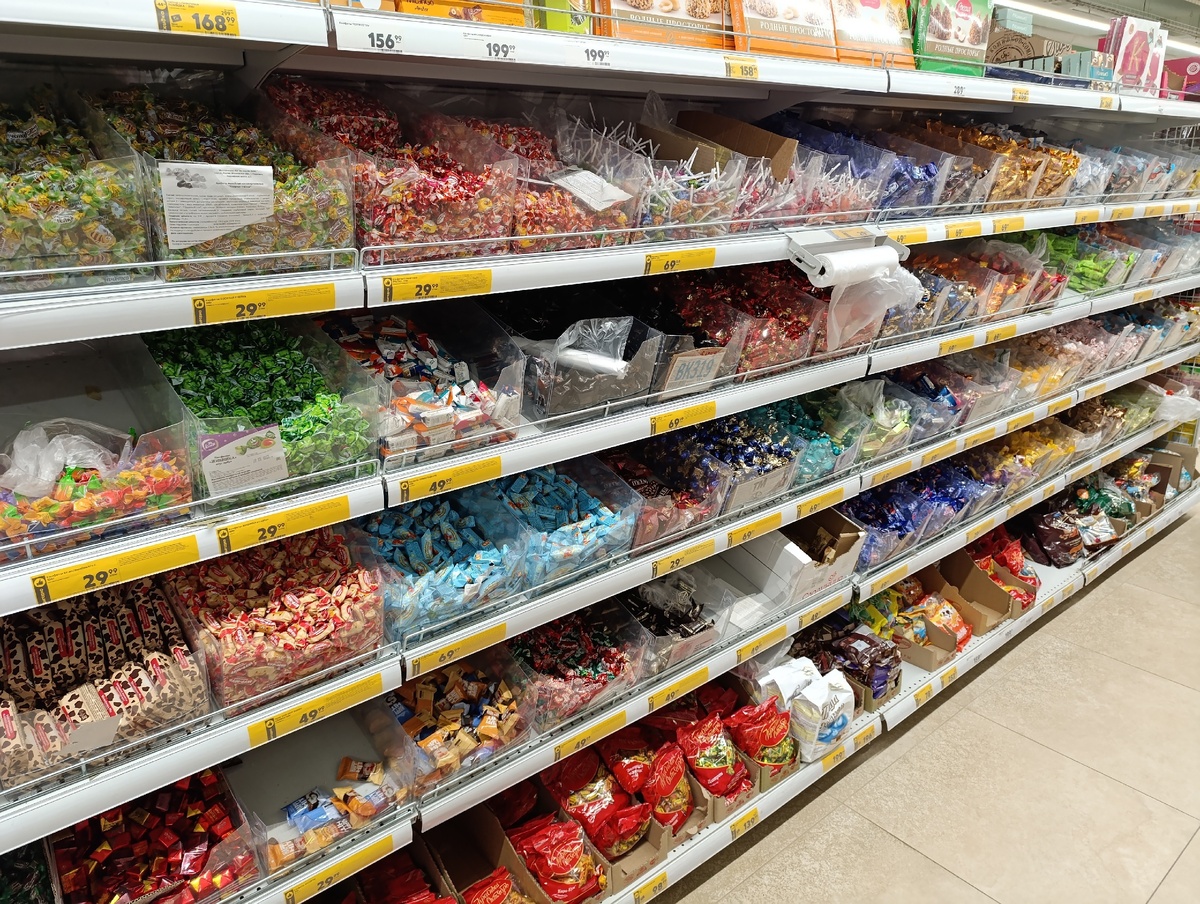    Бывшая сотрудница известного супермаркета рассказала, почему категорически нельзя покупать конфеты на развес