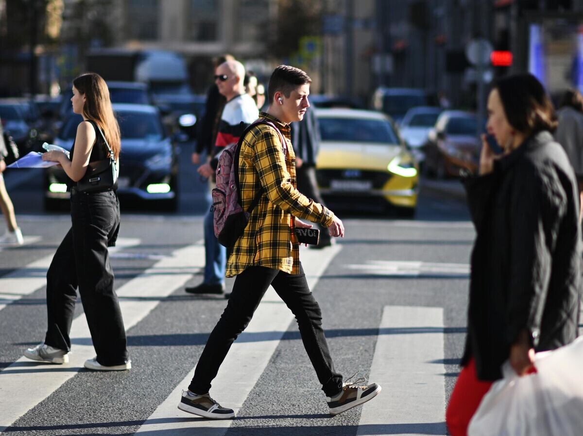    Люди переходят дорогу© РИА Новости / Алексей Майшев